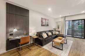 Spacious Inner-city Stay with King Bed and Balcony